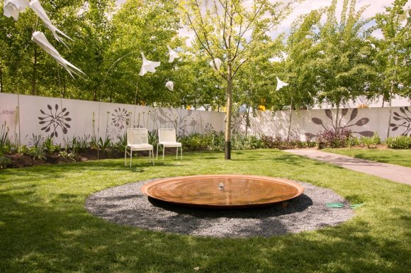 Fontaine de jardin acier à Saint-Quentin-Fallavier. PIRON MÉTALLERIE