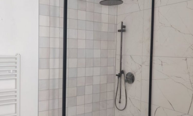 Paroi de douche à Saint-Quentin-Fallavier et sa région. PIRON MÉTALLERIE