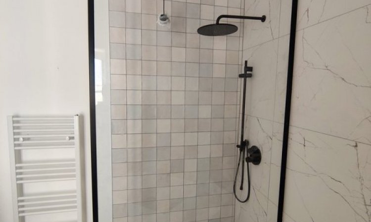 Paroi de douche à Saint-Quentin-Fallavier et sa région. PIRON MÉTALLERIE